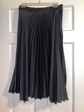 H&M Black Pleated Midi Skirt